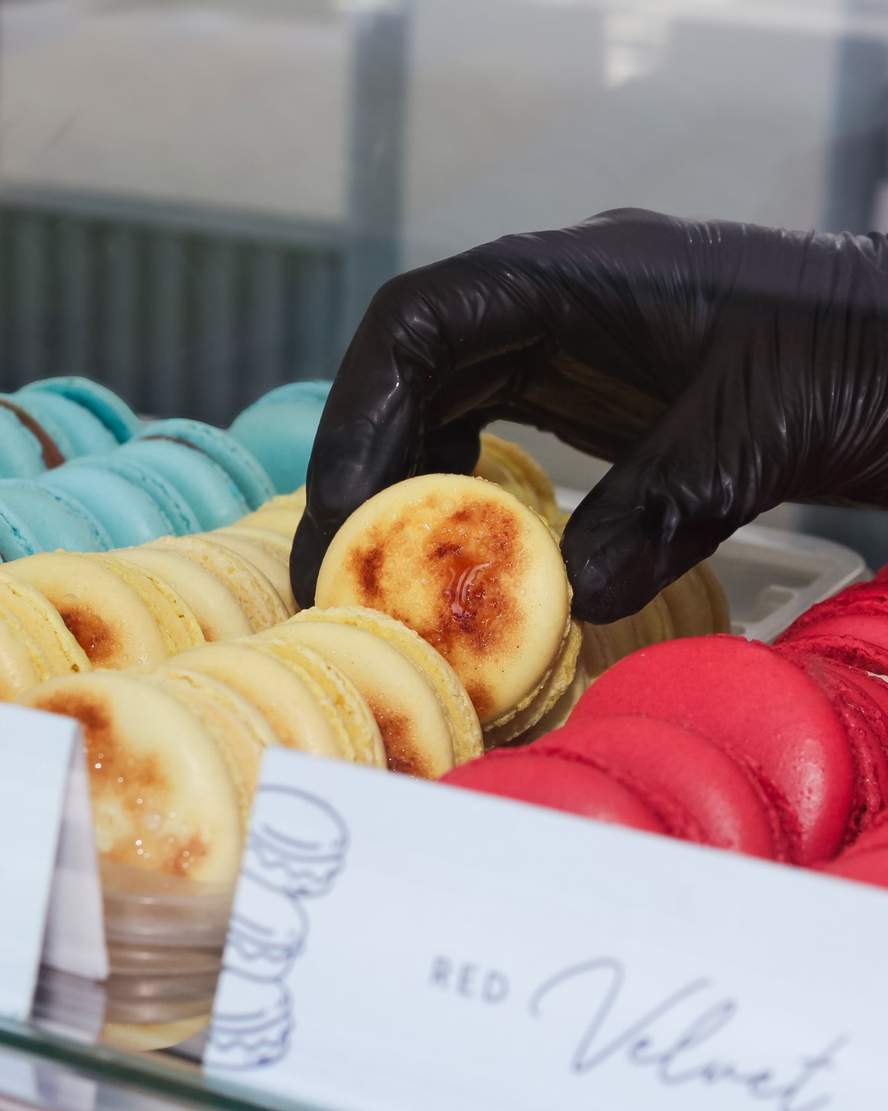 Macarons de crème brûlée y red velvet en vitrina
