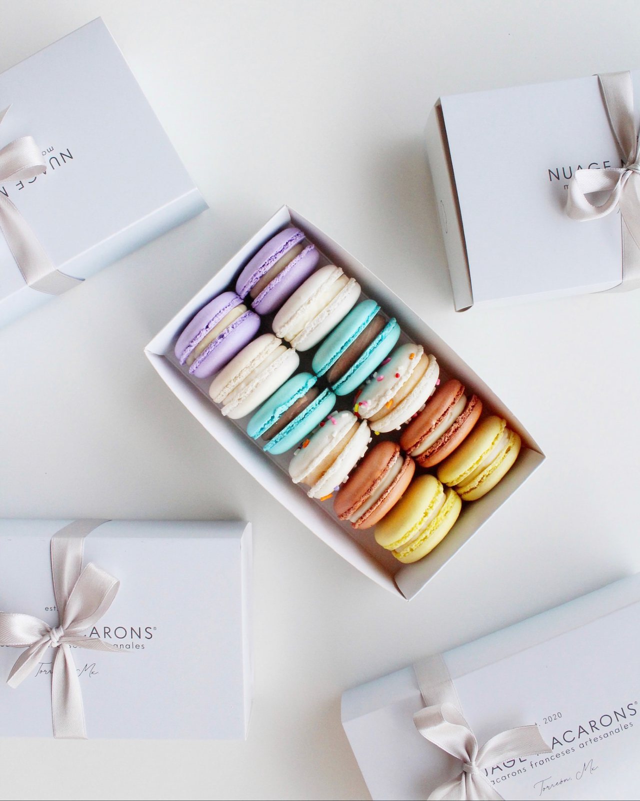Caja de 12 macarons Nuage en tonos pastel vista desde arriba